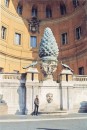 01 - Rose dans une cours du musee du Vatican * 465 x 688 * (114KB)